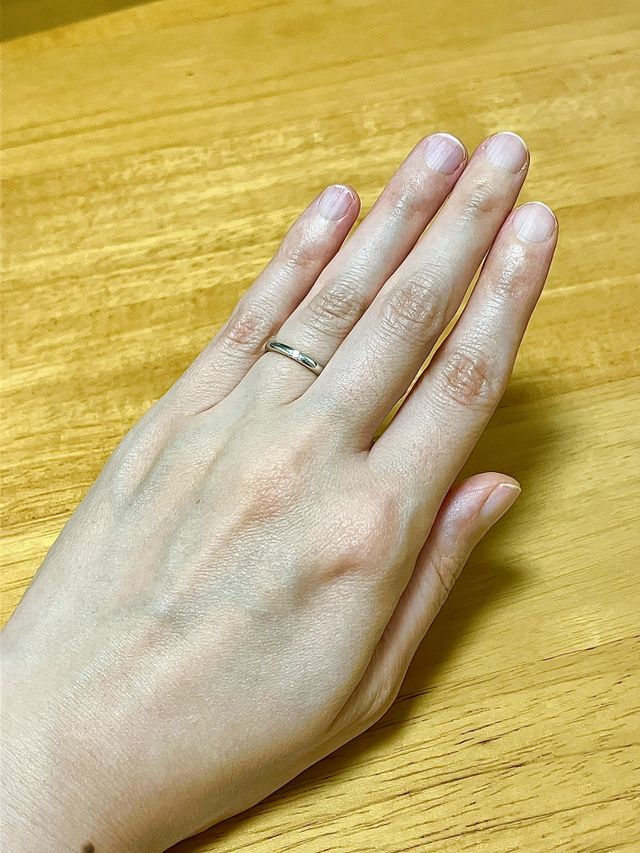 重ね付けしやすいシンプルな細めのリング