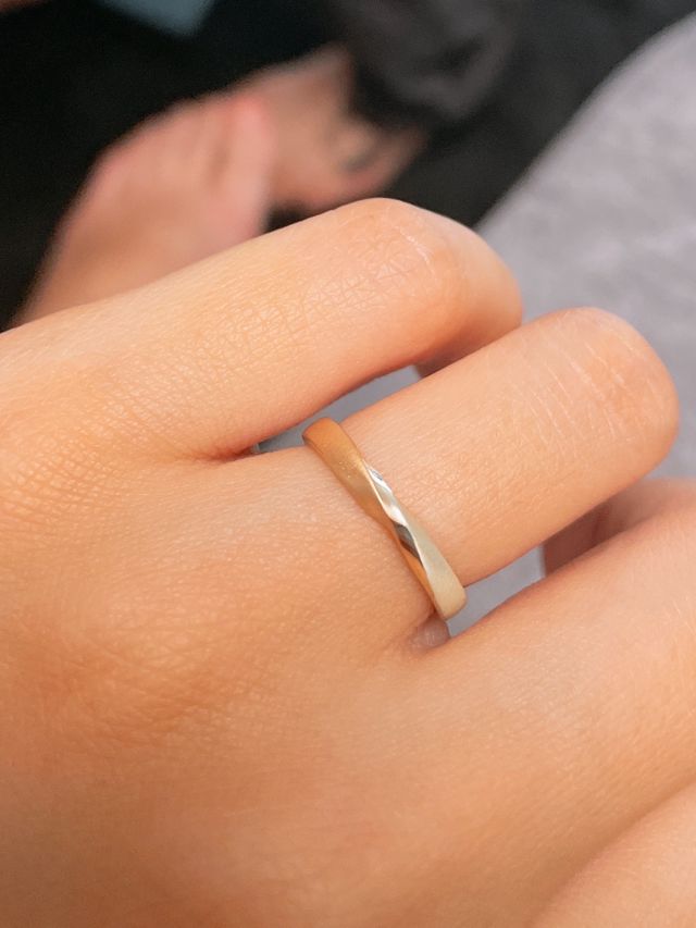 オレンジゴールドが色黒な肌に合う