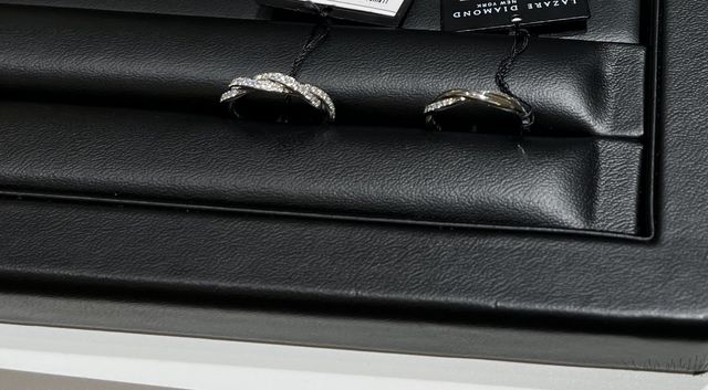 ダイヤモンドが美しく肌をひきたたせてくれるデザインと輝きです