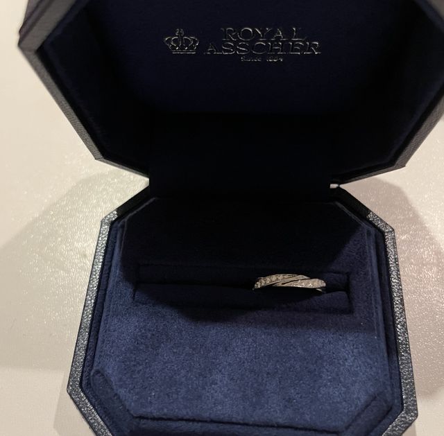 デザインの上品さとダイヤモンドの輝きが決め手でした