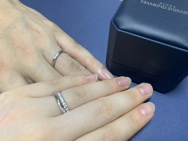 手前女性重ね付け、奥男性