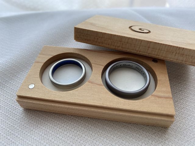 でかい方がタンタルと言う素材