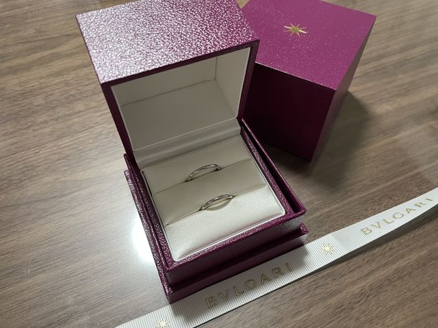 とてもシンプルで両指輪の内側にダイヤモンドがついてます。