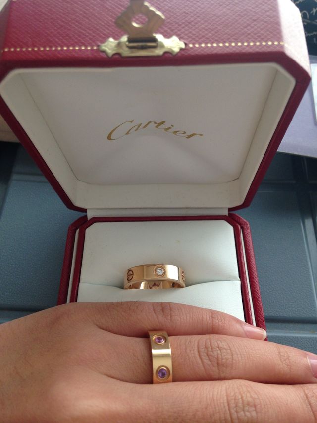 女性もののリングだけ装着している写真です。