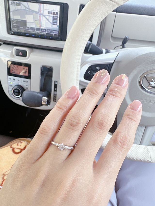 横から見てもダイヤモンドのきらめきが見えます。