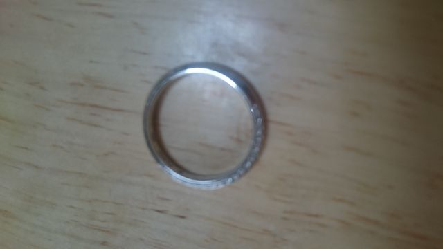 細かいダイヤが表面に、内側にピンクサファイア埋め込まれてます