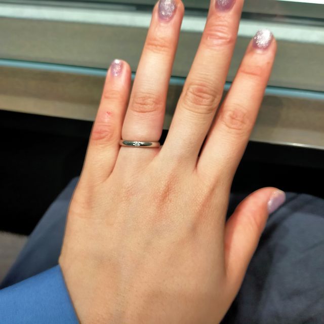 1つダイヤの付いたシンプルなストレートタイプの指輪です。