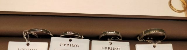 ミル打ちタイプの指輪と迷いました。