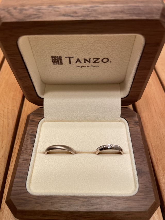 指輪のカラーだけ合わせて、各々好きなデザインに決めました。