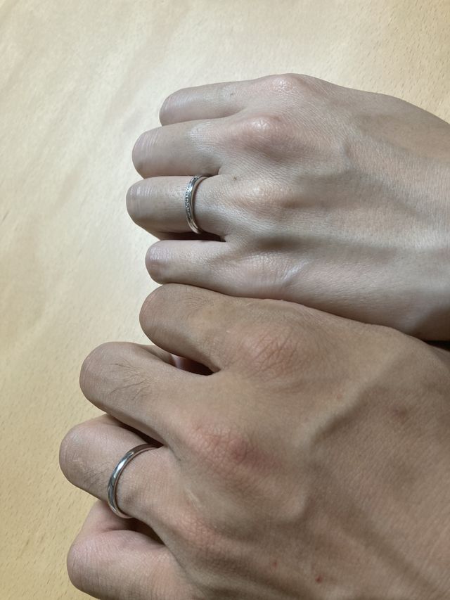 結婚指輪です。男女ともにシンプルなものを選びました。