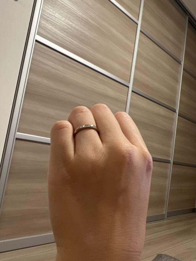 1番シンプルな2.5ミリの結婚指輪を選びました。