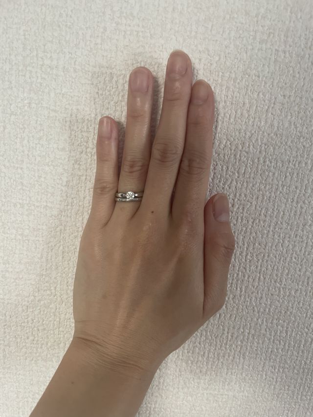 結婚指輪も同じブランドなので、重ね付けもしっくりときます！