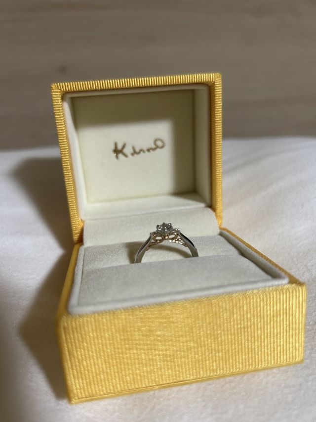 箱に入った状態での指輪です。