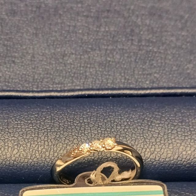 右に向かって徐々にダイヤが大きくなっていくウェーブの指輪