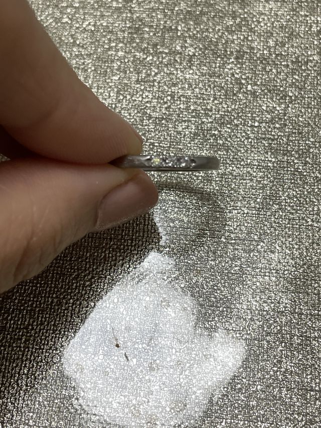 3年着用して少し傷がありますがつけ心地がよくお気に入りです
