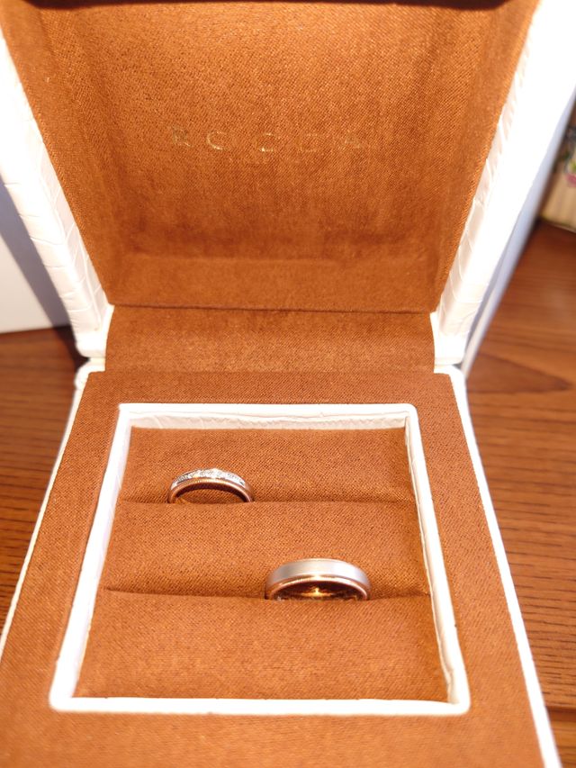 リングの縁に波模様をいれてデザインしています。