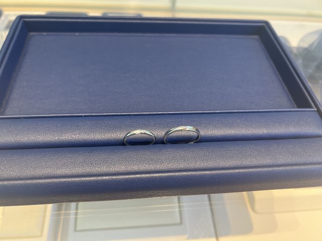 縦のラインにダイヤが入っているシンプルなものを選びました。