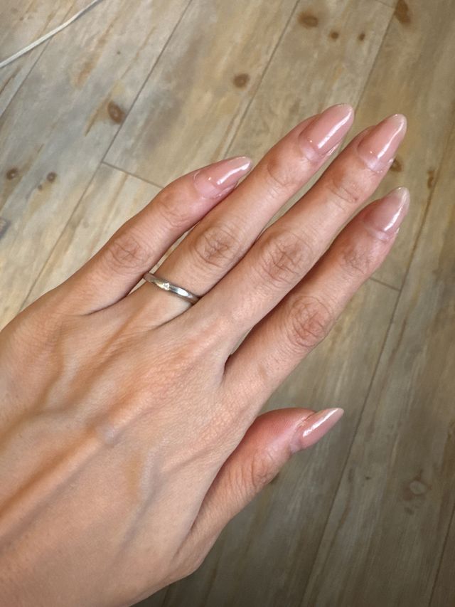 直線でもなく緩いウェーブが指にフィット