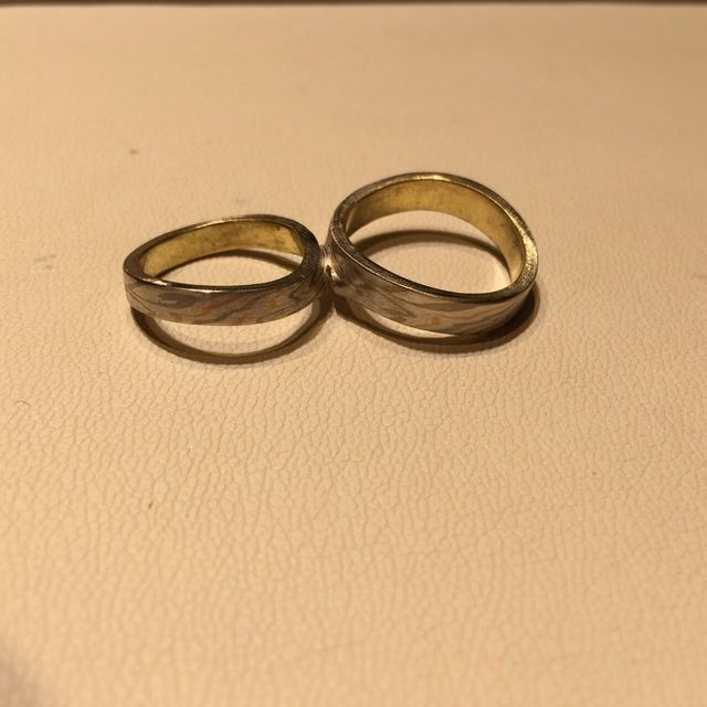 1枚の板から作るので2つの指輪はまだくっついたままです。