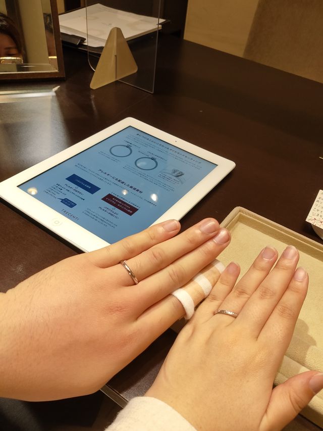 婚約指輪との重ね付けの綺麗さなどを考慮して決めました