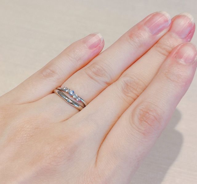 妻の指輪（下がDIYした結婚指輪、上は他ブランドの婚約指輪）