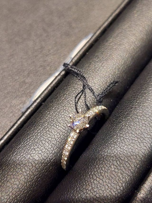 一粒ダイヤの横にメレダイヤがたっぷり入ってます