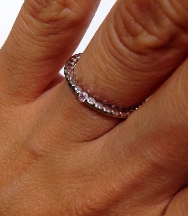 小さなハートが連なるデザイン