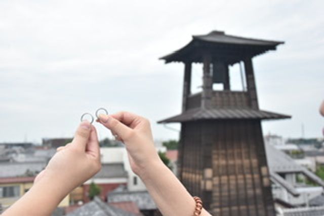 完成した指輪を、時の鐘と一緒に撮ってもらいました⭐︎