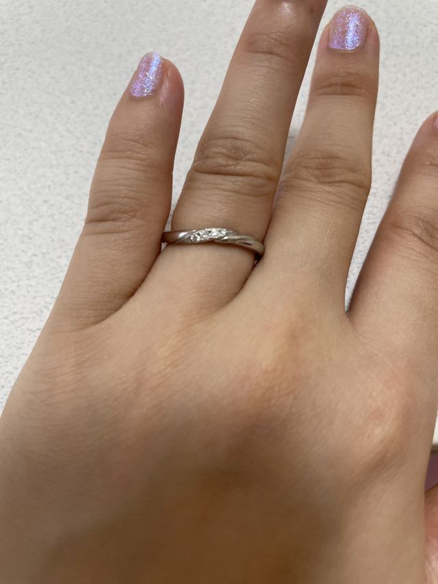 ウェーブのデザインになっていて
細見えする