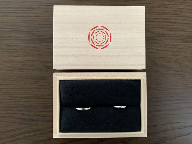 女性用の指輪は、ダイヤの形を丸型へ変更して頂きました。