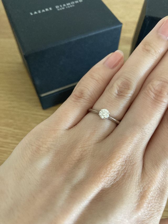 シンプルでダイヤが際立つデザイン（自然光＆加工なし）