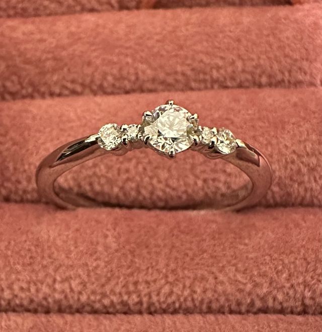 デザインも良い。両脇のダイヤがより豪華に見せている