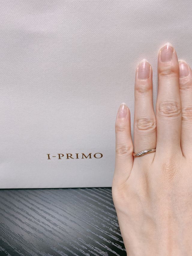 左側がブラウンゴールドで中央には7つのダイヤが埋まっています