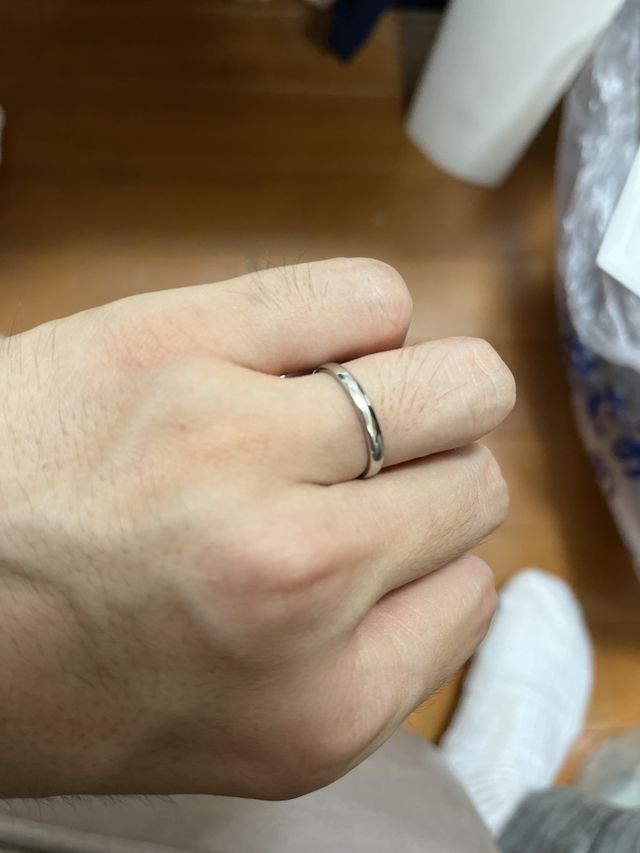 指輪をつけている写真