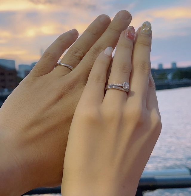 婚約指輪と結婚指輪がピッタリハマる様になっています。