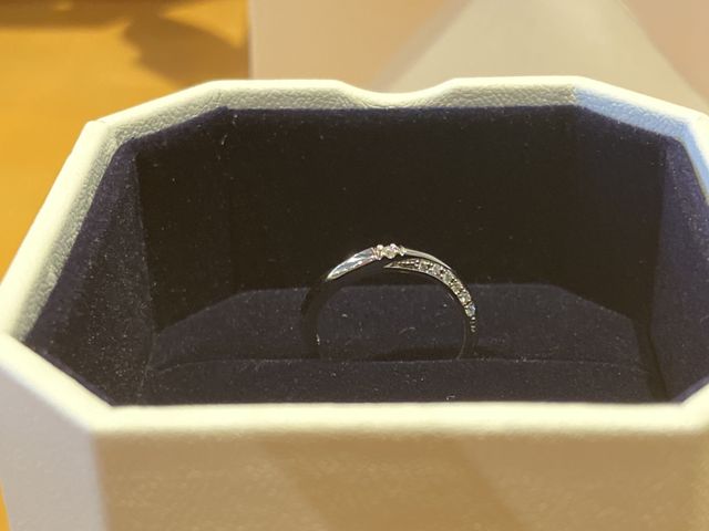 女性用結婚指輪
中心のダイヤモンドと左右に煌めく上品な指輪。