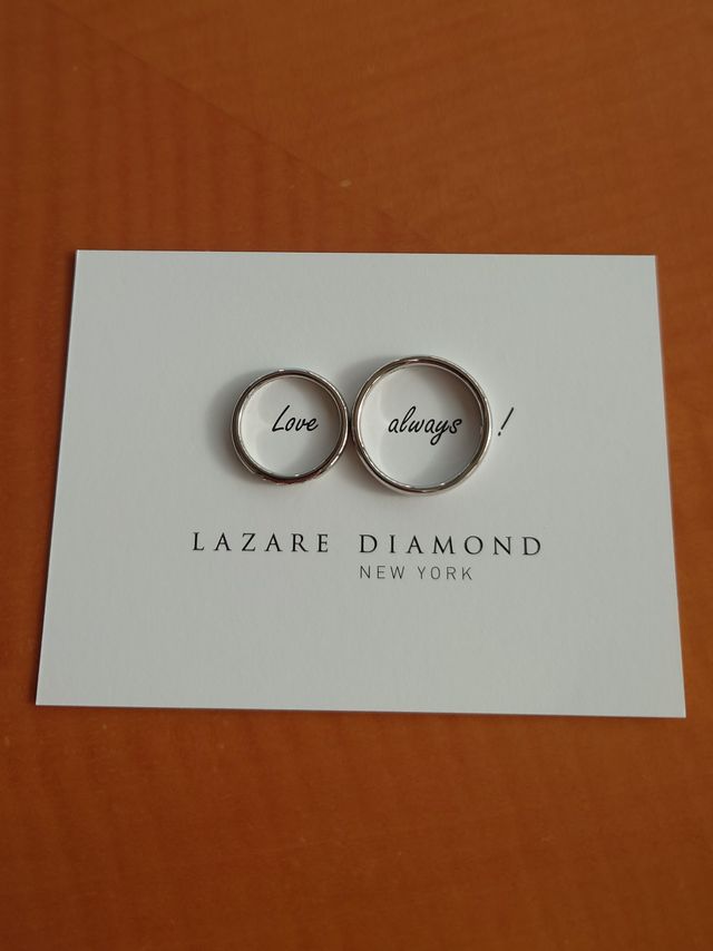 女性用はダイヤ５石のアクセントが付いたタイプです♪