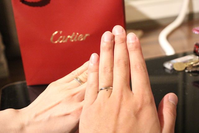 カルティエで購入。男性用はプラチナ、女性用はダイヤです。