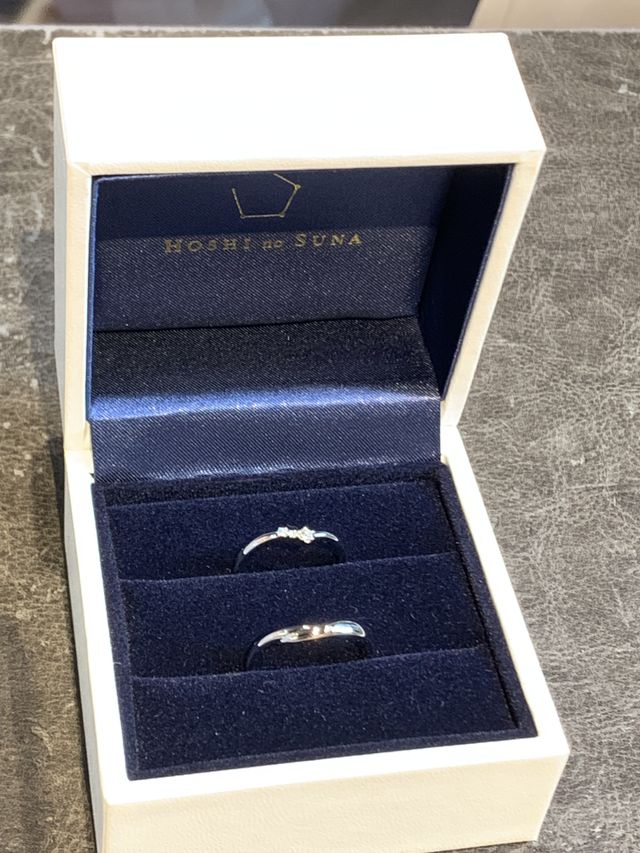 出来上がった結婚指輪を受け取りに行った際の写真です。