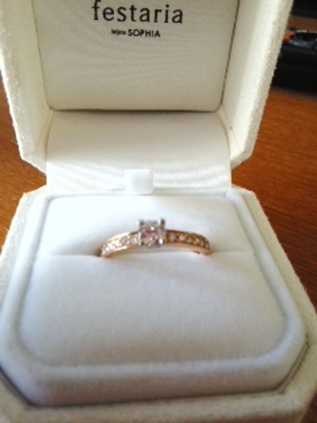ケースに入った婚約指輪