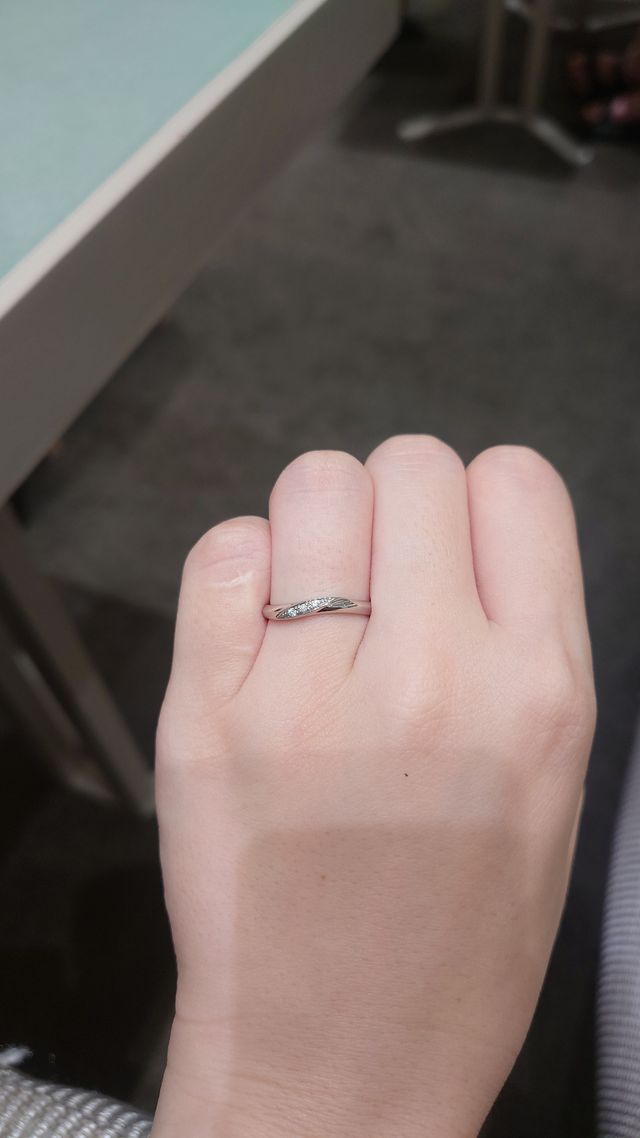 メレダイヤの光る、華奢なイメージの指輪。