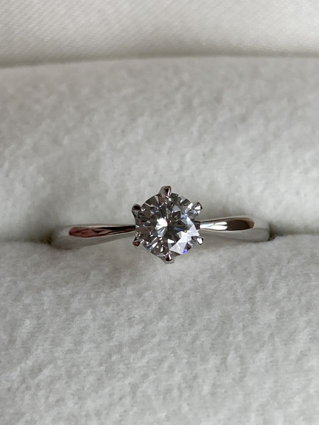 ダイヤの輝きもきれいで、綺麗に仕上がっています。