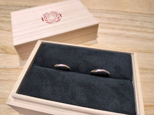 素敵な木箱に入った結婚指輪。「風結」の「令和」特別仕様。
