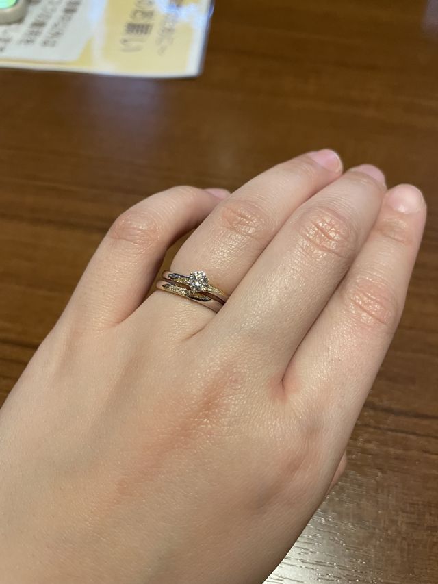 セットリングです
ゴールドで肌馴染みが良いです