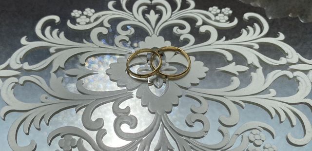 お互いの指輪を手作りした写真です。