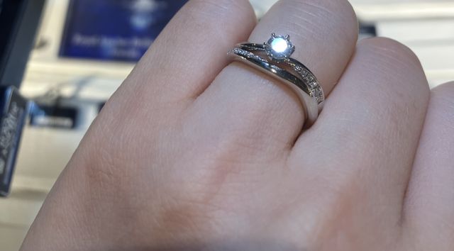 光った色が青白く特徴的