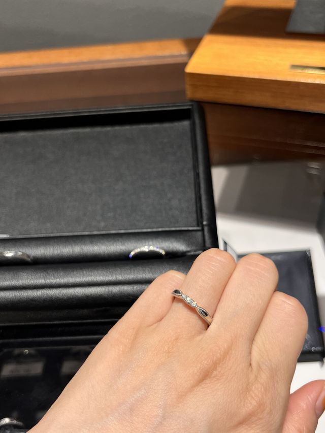 エリザベートのダイヤモンドが3連のもの。両サイドがミル打ち。