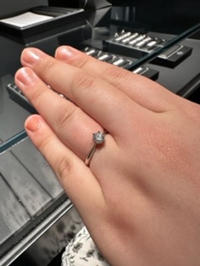 シンプルなデザインにダイヤが輝いています✨