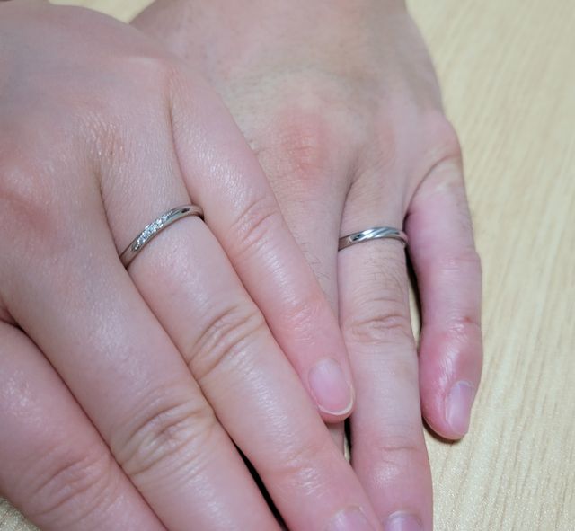 指輪を購入した日に家で撮影しました。