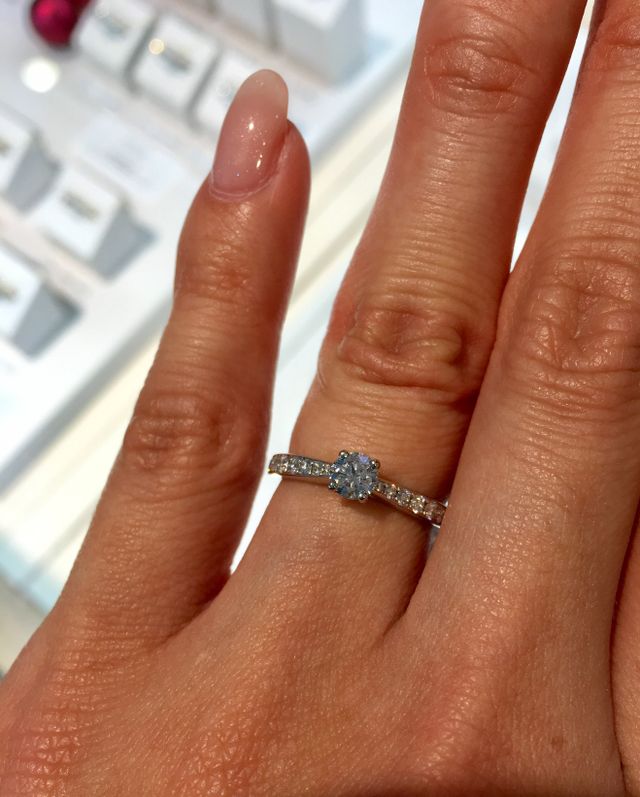 0.3カラットです